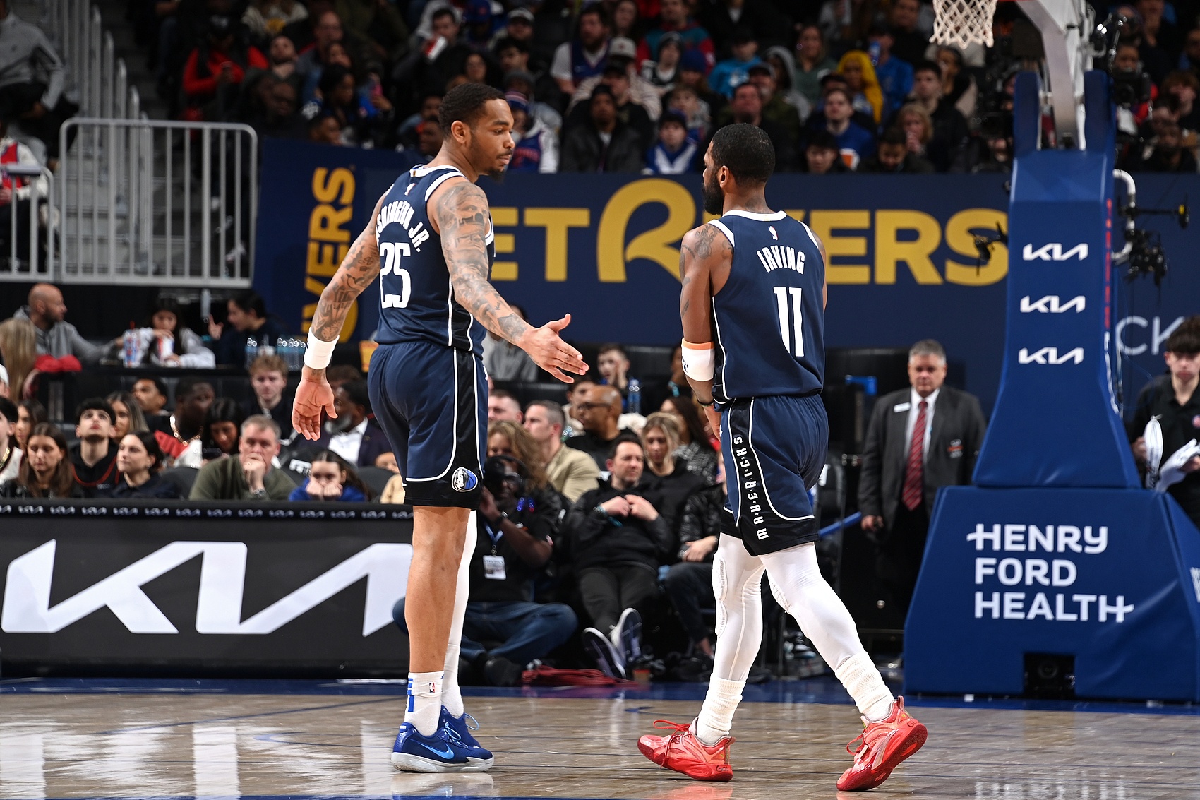 NBA早报:火箭五连败,巴特勒首秀勇士擒公牛,约基奇三节三双