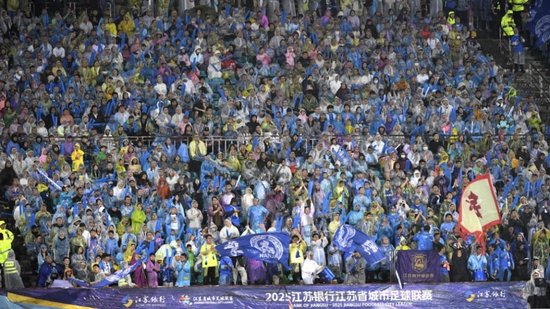 苏超场均8798人超中甲,22198人见证徐州vs连云港爆棚 苏超场均8798人超中甲,22198人见证徐州vs连云港爆棚