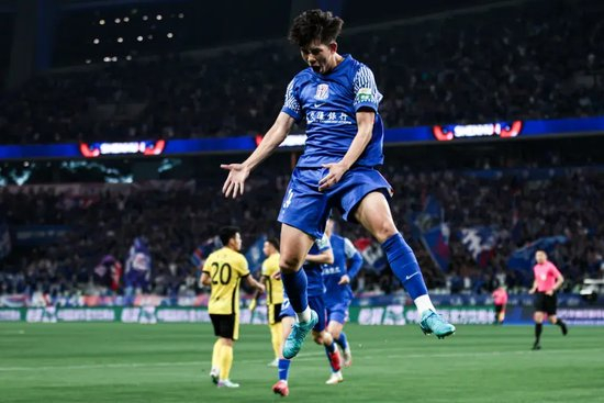 申花蓉城均4-0大胜 争冠竞争继续白热化