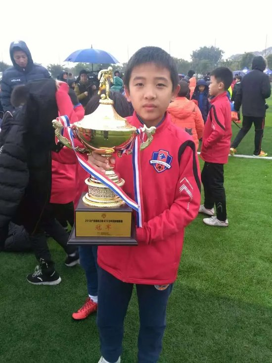 魏祥鑫启程试训欧塞尔：九岁哭着找妈妈，十七岁中超首球