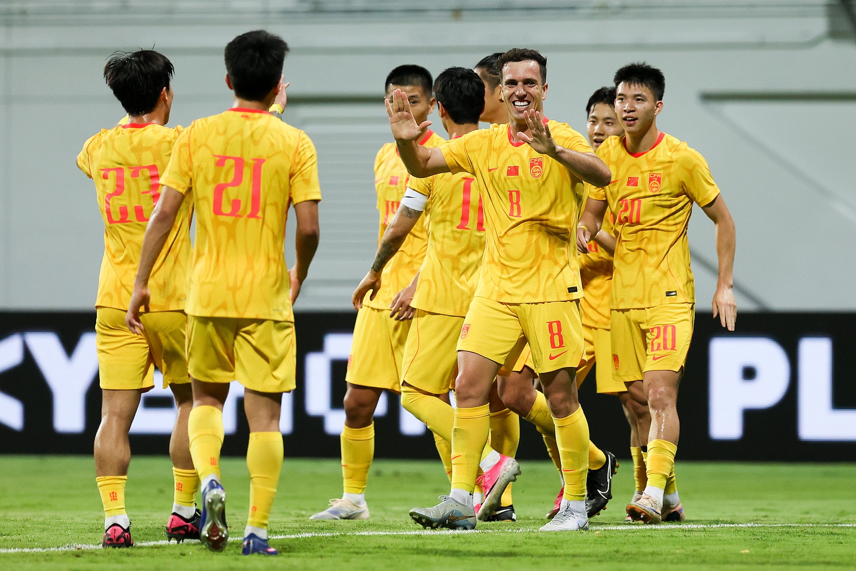 国足换人后遭新加坡围攻，2-1险胜难掩下半场失控