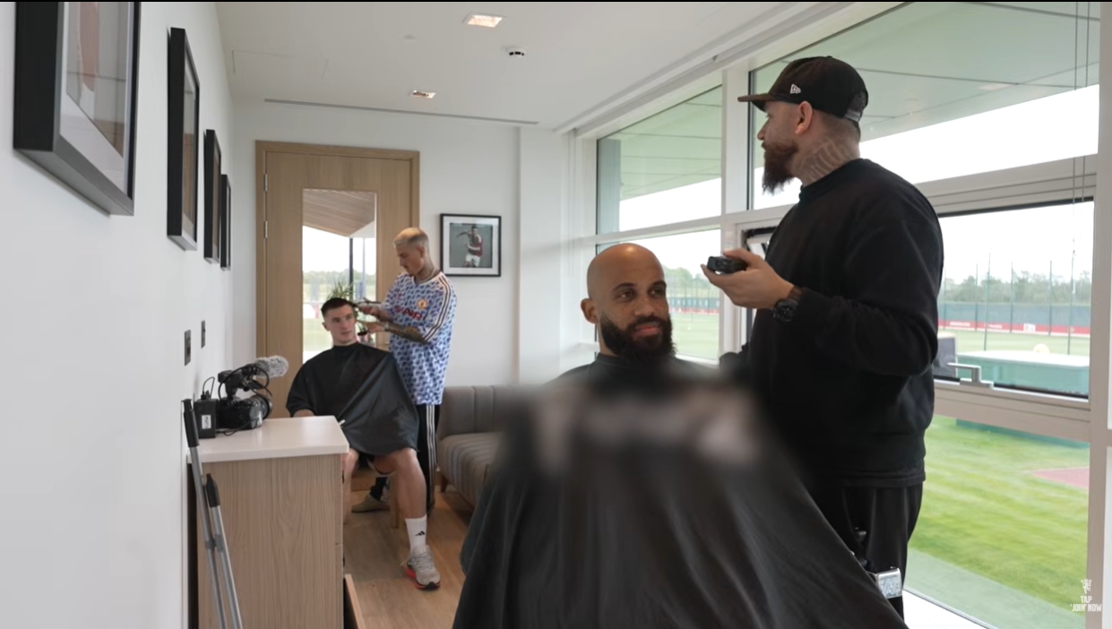 曼联理发室互曝游戏偏好：舍什科称2K得分控卫，姆伯莫现场观战S14决赛