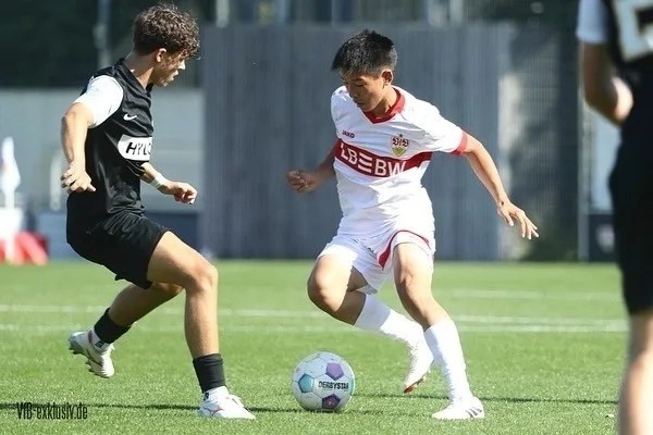 青岛西海岸签下留德中场谢初筠,19岁国青主力土伦杯曾获MVP 青岛西海岸签下留德中场谢初筠,19岁国青主力土伦杯曾获MVP