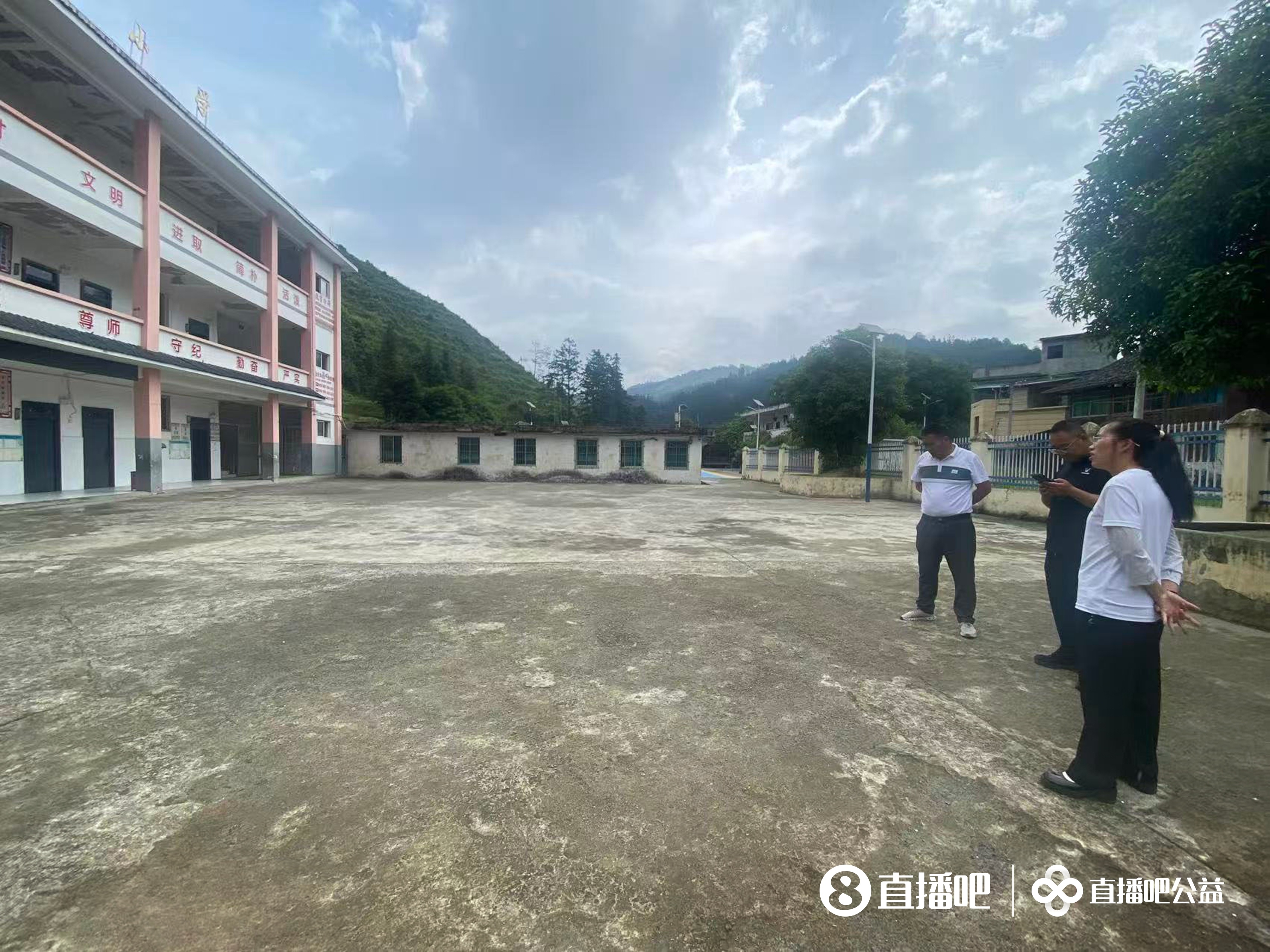 贵州大山里水泥地变草坪 岑最小学公益足球场落成