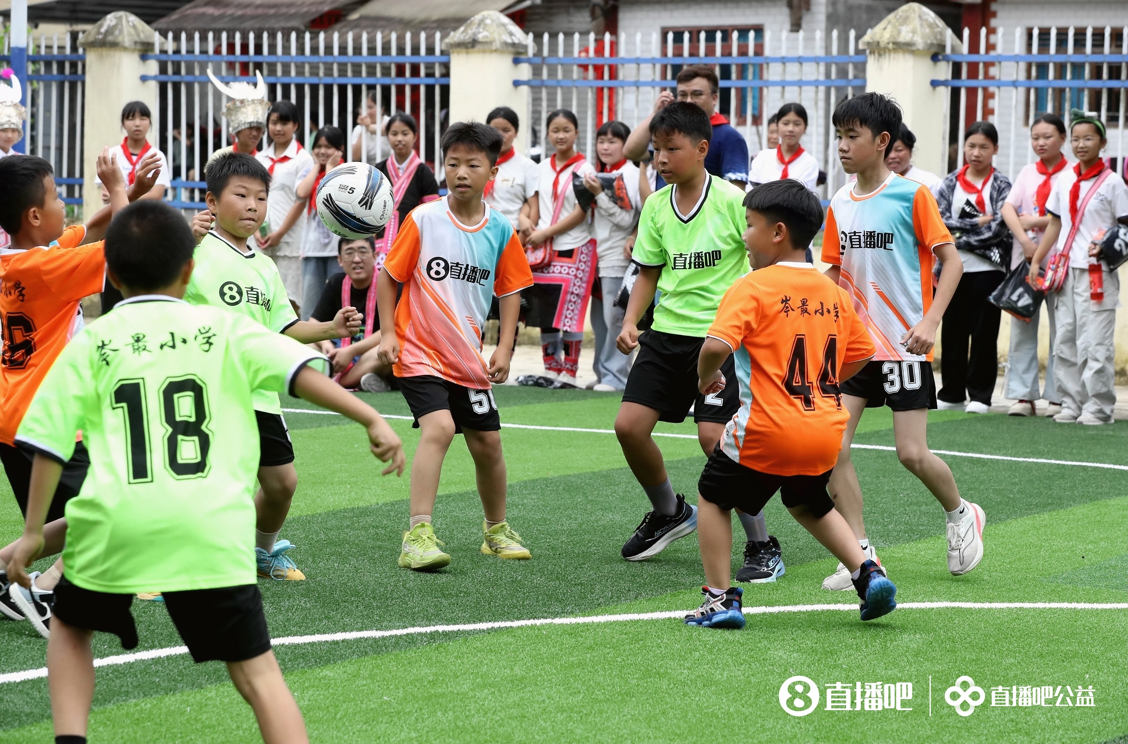 贵州大山里水泥地变草坪 岑最小学公益足球场落成