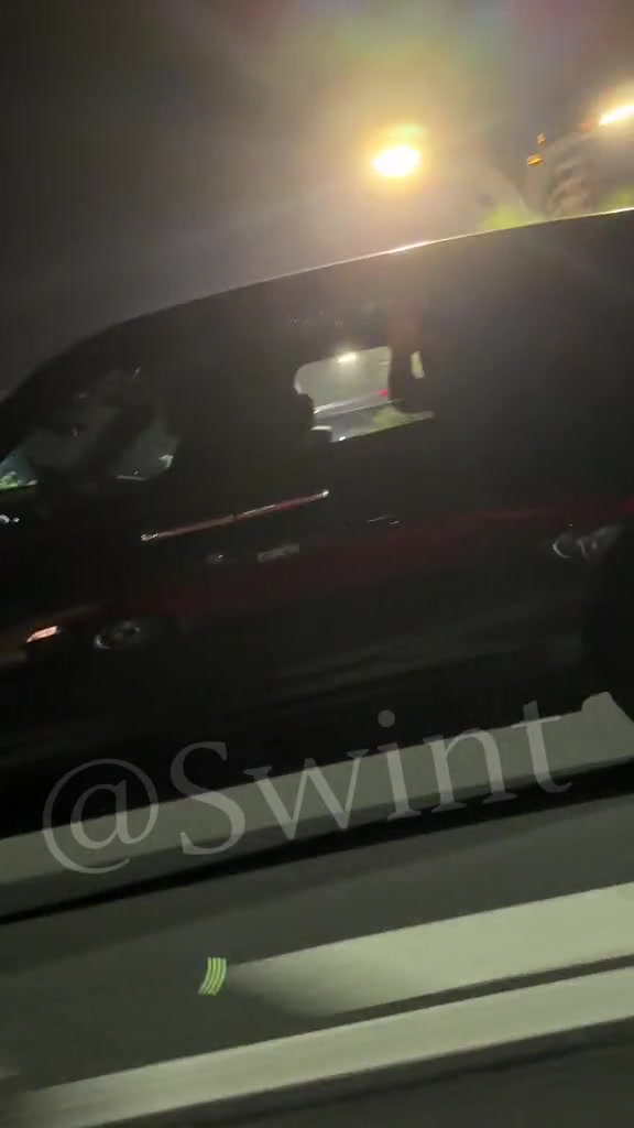 格林抵达汕头遭球迷追车 摇下车窗回应呼喊 格林抵达汕头遭球迷追车 摇下车窗回应呼喊