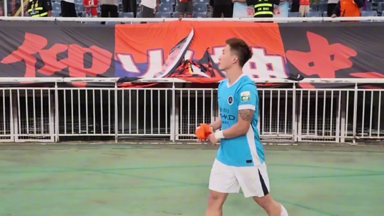 泰山队旧将姚均晟赛后谢场感谢泰山球迷，与王大雷交流