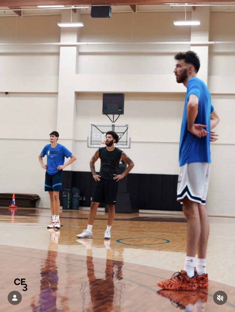 雷记晒球队在达拉斯合练照片：切特&杰林威&肯威&12号秀马拉在列